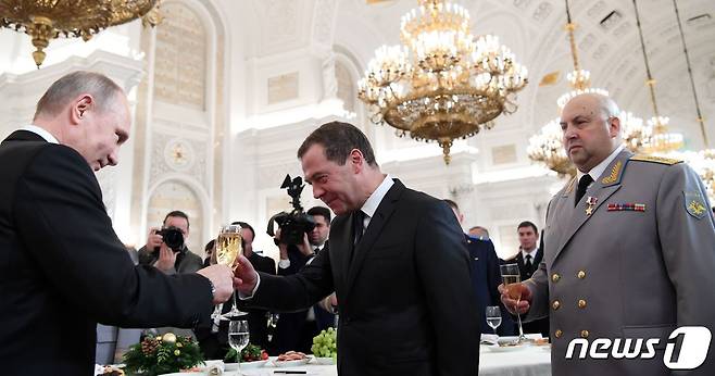 블라디미르 푸틴 러시아 대통령(왼쪽)과 드미트리 메드베데프 러시아 국가안보회의 부의장(가운데), 세르게이 수로비킨 총사령관(오른쪽). ⓒ AFP=뉴스1 ⓒ News1 김예슬 기자
