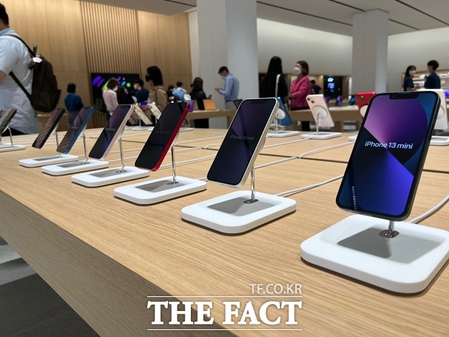 아이폰14 시리즈가 7일 한국에서 공식 출시된 가운데, 간편결제 서비스 '애플페이' 출시 가능성도 재점화됐다. /최문정 기자