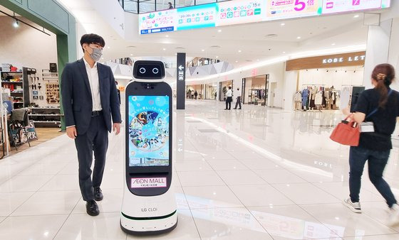 LG전자가 일본 대형 쇼핑몰에 공급한 클로이 로봇. 연합뉴스