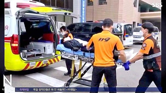 지난 4일 부친에게 폭행당한 후 과호흡 증세를 보여 119구급차에 실려가는 박수홍의 모습. 사진 SBS ‘나이트라인’ 캡처