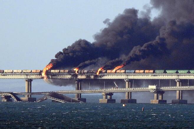 크림반도와 러시아 본토를 잇는 크림대교(케르치해협 대교)에서 폭발 사고로 화재가 발생했다. AFP=연합뉴스