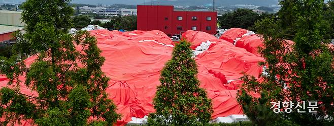 2018년 7월9일 충남 천안시 대진침대 본사에 수거된 2만여개의 매트리스가 빨간 방수포에 싸인 채 놓여 있다. 우철훈 기자