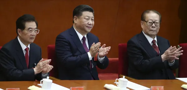 시진핑 중국 국가주석(가운데)이 2017년 10월 베이징 인민대회당에서 열린 공산당 제19차 전국대표대회에 참석해 박수를 치고 있다. 장쩌민(오른쪽) 전 주석과 후진타오 전 주석이 양 옆에 앉아 있다. EPA연합뉴스