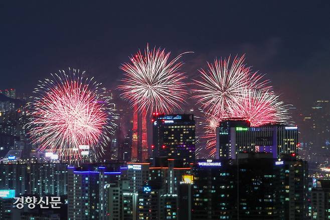 지난 8일 서울 여의도 한강공원 일대에서 ‘서울세계불꽃축제’가 열리고 있다. 한수빈 기자 subinhann@kyunghyang.com