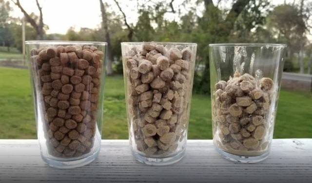 물에 적신 사료는 평소 부피의 2~3배 크기로 부풀어 반려동물에게 포만감을 준다. 또한 식감이 연해져 치아가 약한 노령의 동물도 먹기 편하다.