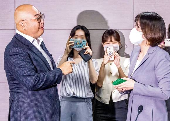 이번 국회 국정감사에는 대표 플랫폼 기업인 네이버·카카오 관계자들이 대거 소환됐다. 사진은 지난 6월22일 서울 중구 대한상공회의소에서 열린 디지털 플랫폼 업계 간담회에서 인사하고 있는 남궁훈 카카오 대표(왼쪽)와 최수연 네이버 대표. /사진=뉴스1