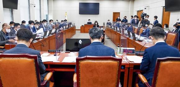 플랫폼 기업의 영향력이 큰 만큼 국정감사의 주요 표적이 되고 있다. 하지만 생산적인 국감을 위해선 변화가 필요하다는 목소리가 높다. 사진은 지난 9월20일 국회 정무위원회 전체회의가 열린 모습. /사진=뉴스1