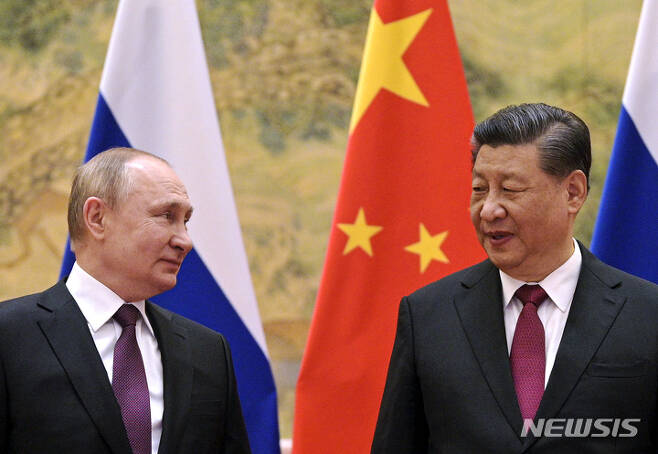 [베이징(중국)=AP/뉴시스]지난 2월4일 사진으로, 블라디미르 푸틴 러시아 대통령(왼쪽)과 시진핑 중국 국가주석이 중국 베이징에서 회담하고 있다.