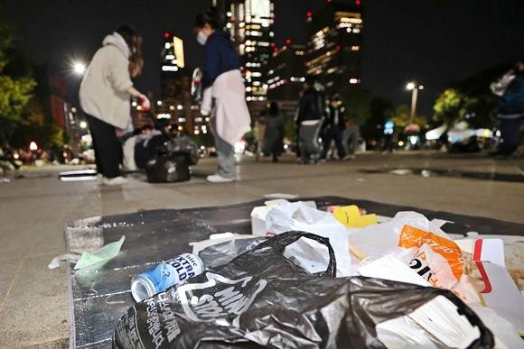 8일 오후 서울세계불꽃축제 불꽃쇼가 끝난 여의도 한강공원에 쓰레기가 버려져 있다. 2022.10.8 서울 연합뉴스