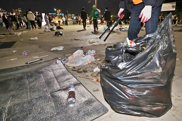 8일 오후 서울세계불꽃축제 불꽃쇼가 끝난 여의도 한강공원에 쓰레기가 버려져 있다. 2022.10.8 서울 연합뉴스