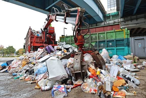 서울세계불꽃축제 다음날인 9일 오전 서울 원효대교 아래 쓰레기 집하장에 전날 관람객들이 버리고 간 쓰레기들이 모여 있다. 2022.10.9 서울 연합뉴스