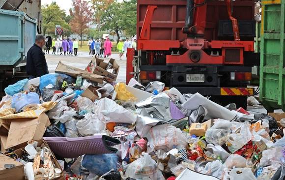 서울세계불꽃축제 다음날인 9일 오전 서울 원효대교 아래 쓰레기 집하장에 전날 관람객들이 버리고 간 쓰레기들이 모여 있다. 2022.10.9 서울 연합뉴스