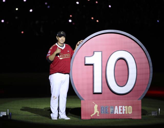 8일 부산 사직야구장에서 열린 롯데 자이언츠 영원한 4번 타자 이대호 'RE:DAEHO' 은퇴식에서 영구결번된 자신의 등번호 앞에서 기념사진을 찍고 있다. 이대호 선수의 '10번'은 구단 최초 영구결번인 고(故) 최동원의 '11번' 이후 2번째 영구결번으로 지정되었다. / 연합뉴스