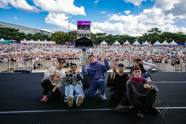 8일 서울 송파구 올림픽공원 88잔디마당에서 '슬로우 라이프 슬로우 라이브 2022'가 열려 시민들이 선선한 날씨 속 세계적인 아티스트들의 무대를 즐겼다. 사진은 첫 무대를 장식한 죠지와 세션들의 모습. 사진 제공=프라이빗커브