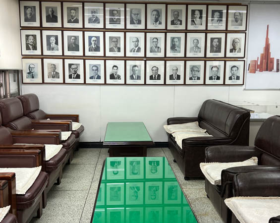 한글학회 사무실에는 조선어학회 수난사건으로 투옥된 33인의 사진이 걸려 있다. 일제 검찰은 기소장에서 이들이 “조선 독립을 위한 실력 신장을 도모했다”고 썼다. / 주미영 작가