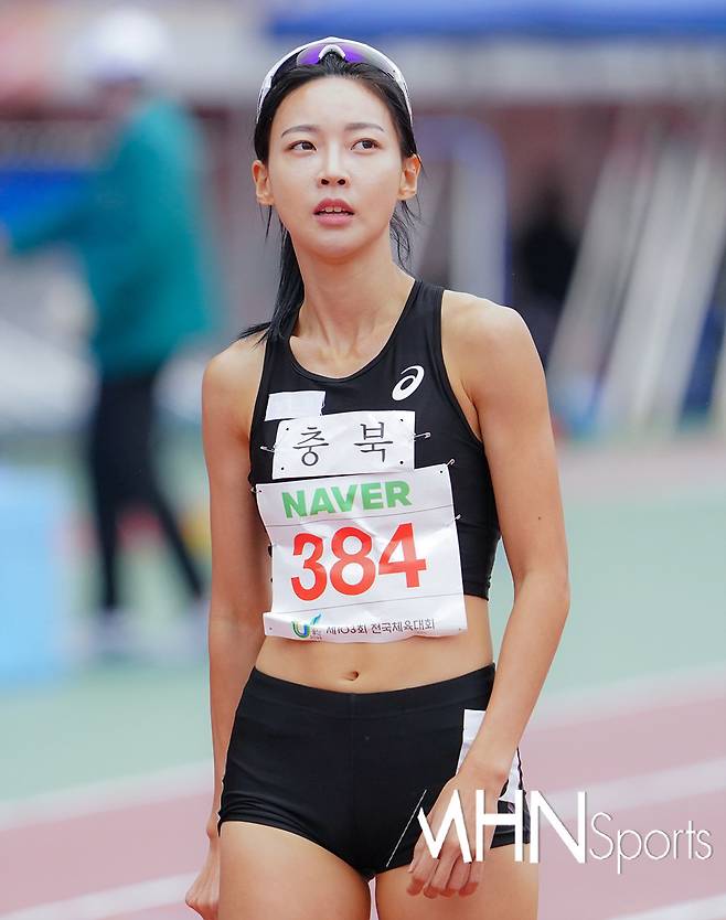 '제103회 전국체육대회' 육상 여자일반부 400M 예선 경기에 출전한 김민지(충북)가 피니시 라인을 통과한 후 기록 확인을 위해 전광판을 바라보고 있다. (MHN스포츠 울산, 권혁재 기자)
