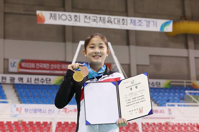 제103회 전국체육대회 기계체조 여자19세 이하부 개인종합에서 1위를 차지한 신솔이가 금메달을 받은 뒤 기념촬영하고 있다. 신솔이는 이날 여자19세 이하부 단체전에서 3위를 차지해 동메달도 목에 걸었다. (울산=연합뉴스)&nbsp;