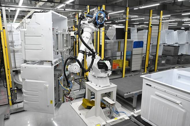 LG스마트파크에 설치된 로봇 팔이 무거운 냉장고 부품을 옮기고 있다(LG전자 제공).