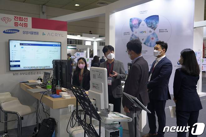 (서울=뉴스1) 강승지 기자 = 의료 인공지능(AI) 기업 아크릴은 지난달 29일부터 이달 1일까지 서울 코엑스에서 열린 국제 병원의료산업박람회에서 자사의 AI 정밀의료 솔루션을 소개했다고 10일 밝혔다. (아크릴 제공)