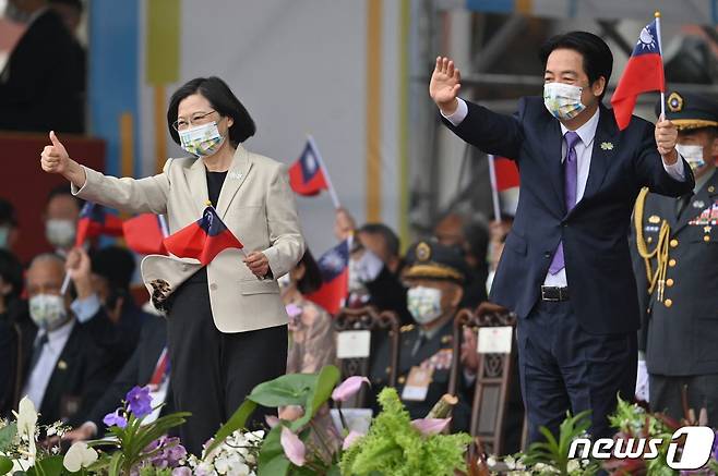 차이잉원 대만 총통이 10일 (현지시간) 타이베이 총통 궁 앞에서 열린 국경일인 쌍십절 기념식에 라이칭더 부총통과 참석을 하고 있다. ⓒ AFP=뉴스