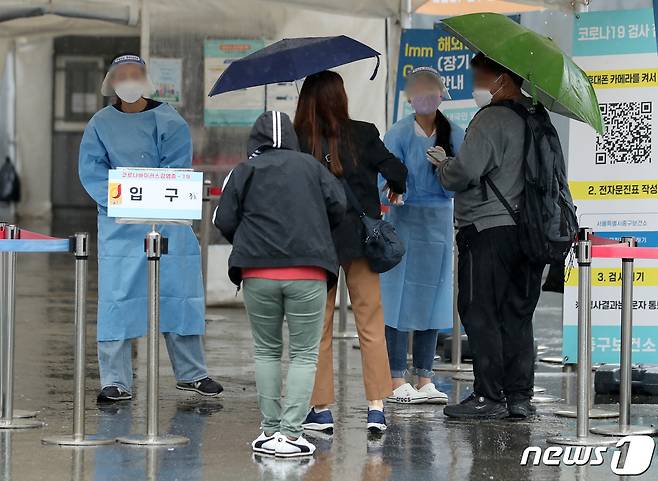 9일 오후 서울역 광장에 마련된 신종 코로나바이러스 감염증(코로나19) 선별진료소에서 시민들이 검사를 받기 위해 의료진의 안내를 받고 있다.2022.10.9/뉴스1 ⓒ News1 구윤성 기자