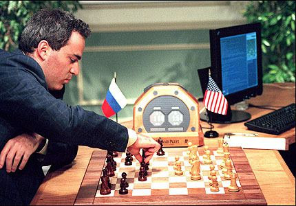 1996년 당시 세계 체스 챔피언이었던 가리 카스파로프가 IBM의 체스 인공지능 컴퓨터 '딥 블루'와 첫 체스 대결을 벌이고 있다.