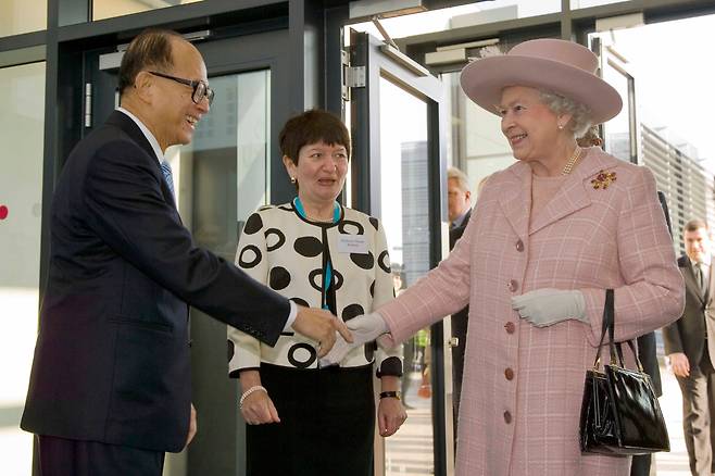 리카싱 홍콩 청쿵그룹 회장이 2007년 2월 영국 캠브리지대학 캠퍼스에 있는 리카싱센터를 방문한 엘리자베스 여왕과 악수를 나누고 있다. 리카싱 회장은 1995년 이후 영국의 전력, 이동통신, 에너지 분야에 500억 달러가 넘는 돈을 투자했다. /허치슨왐포아해상자위대