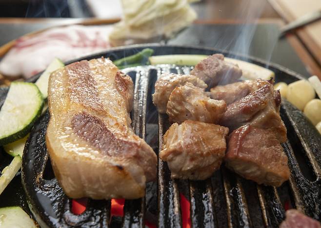 고도식의 대표 메뉴 '알등심'이 불판 위에서 구워지고 있다./김지호 기자