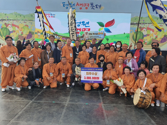 제4회 전국 주민자치 프로그램 경연대회에 참가한 광석면 주민들이 최우수상을 수상하고 기념촬영을 하고 있다. 사진=논산시 제공