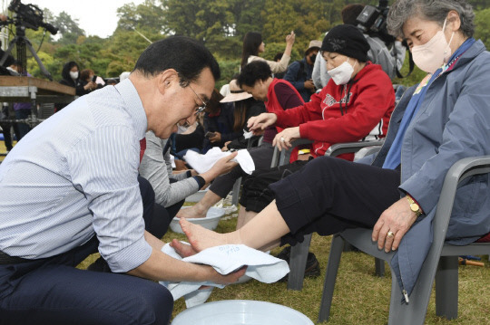 대전 중구 뿌리공원 일원에서 7-9일 펼쳐진 제13회 대전효문화뿌리축제가 성황리 마무리됐다. 함께해 효 세족식. 사진=대전 중구 제공