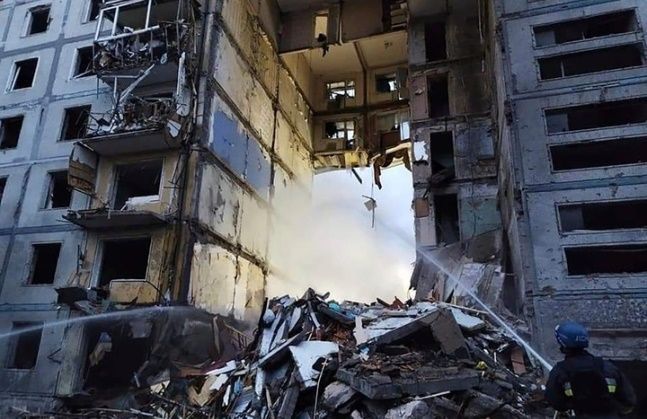 지난 9일 우크라이나 자포리자 주택가 건물이 러시아군의 포격으로 파괴된 모습이 보이고 있다. ⓒAP/뉴시스