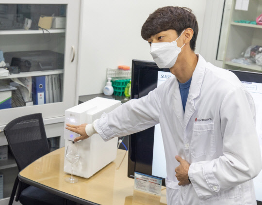 경남 창원 LG스마트파크 R&D센터 물과학연구소에서 LG전자 연구원이 LG 퓨리케어 오브제컬렉션 정수기를 설명하고 있다. <LG전자 제공>