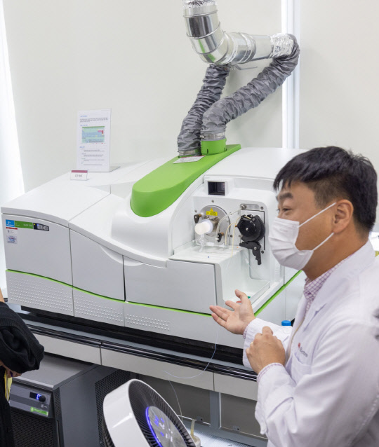 경남 창원 LG스마트파크 R&D센터 물과학연구소에서 LG전자 연구원이 물성분 분석을 위한 전문장비 ICP-MS(이온결합플라즈마 질량분석기)를 소개하고 있다. <LG전자 제공>