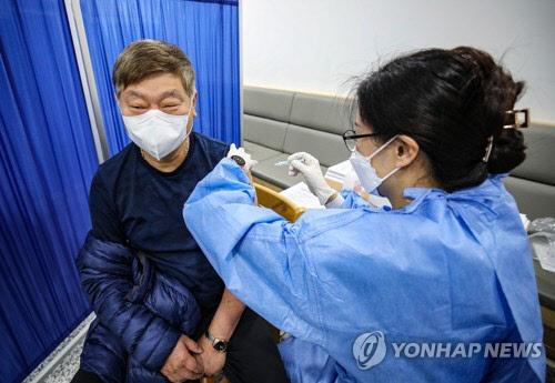 한 시민이 코로나19 백신을 접종받고 있다. 연합뉴스.