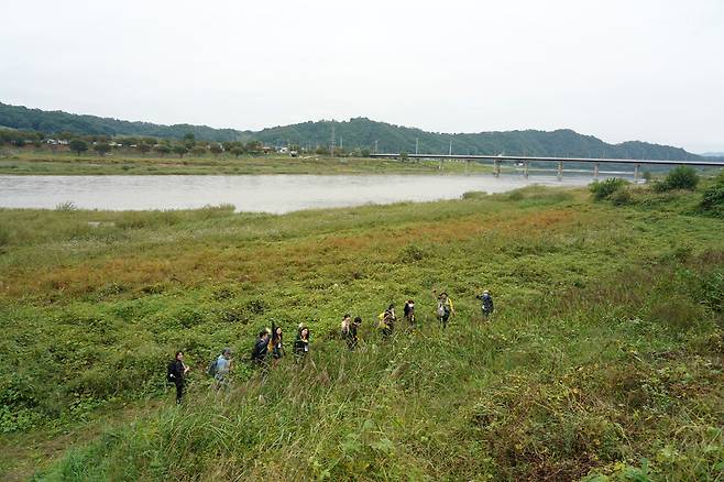‘2022 통일걷기’(경기권) 참가자들이 지난 4일 경기도 연천 임진강변을 걷고 있다.
