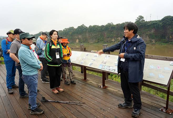 김승호(오른쪽) 디엠제트(DMZ)생태연구소장이 지난 4일 경기 연천군 동이리 적벽 앞에서 임진강에 대해 설명하고 있다.