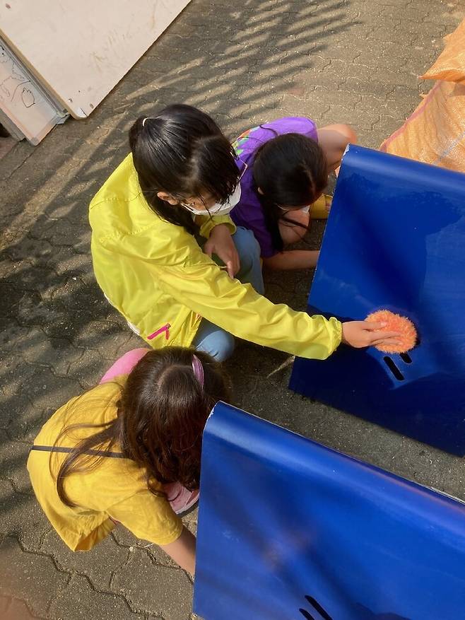 서흥초등학교 학생들이 고양이 급식소를 청소하고 있다. 서흥초 제공