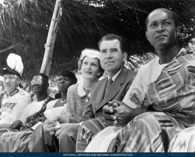 1957년 3월 가나를 방문한 리처드 닉슨(오른쪽 두 번째) 부통령과 가나 재무장관 그베데마(맨 오른쪽). 백악관 자료