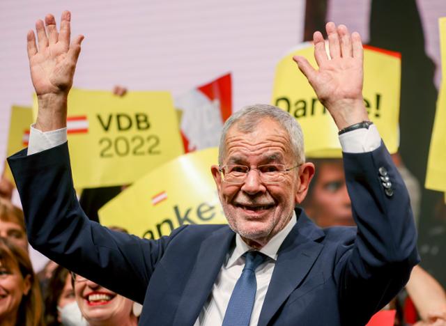 오스트리아 알렉산더 판데어벨렌 현 대통령이 9일 치러진 대선의 일부 개표 결과가 발표되자 환호하고있다. 비엔나=AP