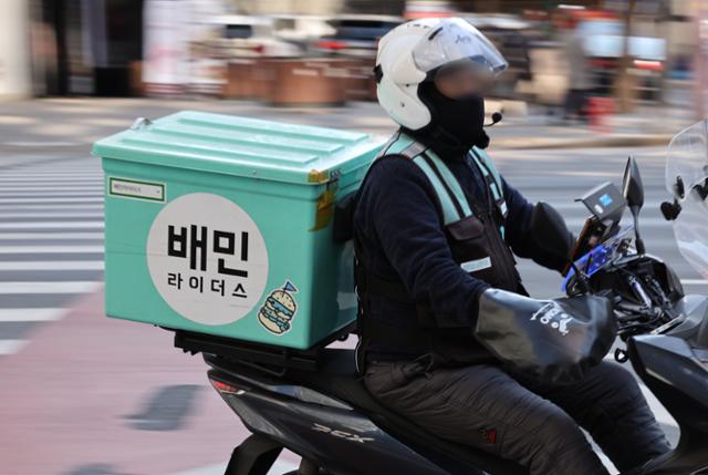 서울 시내에서 운행 중인 배민라이더스 배달 오토바이. 연합뉴스