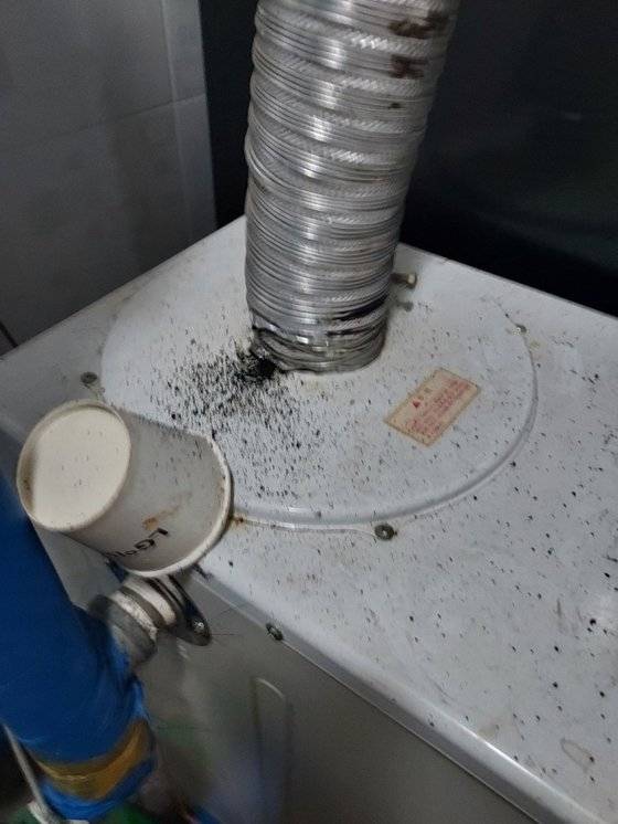 전북 무주의 한 주택에서 일산화탄소 중독 추정 사고가 발생해 일가족 5명이 숨지고 1명이 다쳤다. 사진은 주택 내 기름보일러 연통에서 연기가 새 나온 것으로 추정되는 흔적. 사진 전북소방본부