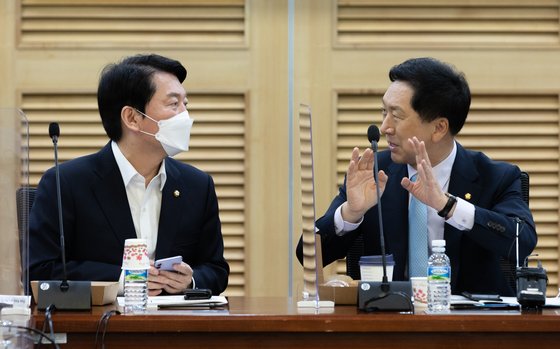 안철수(왼쪽), 김기현 국민의힘 의원이 지난 7월 국회에서 열린 공부모임에 참석해 대화하고 있다. 김상선 기자