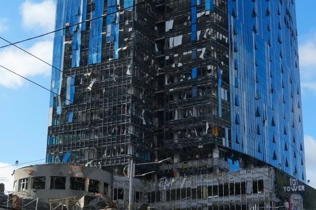 러시아의 미사일 공격으로 파괴된 우크라이나 수도 중심부의 고층건물. 이 건물에는 삼성전자 우크라이나 지사가 입주해 있다. 뉴시스 제공