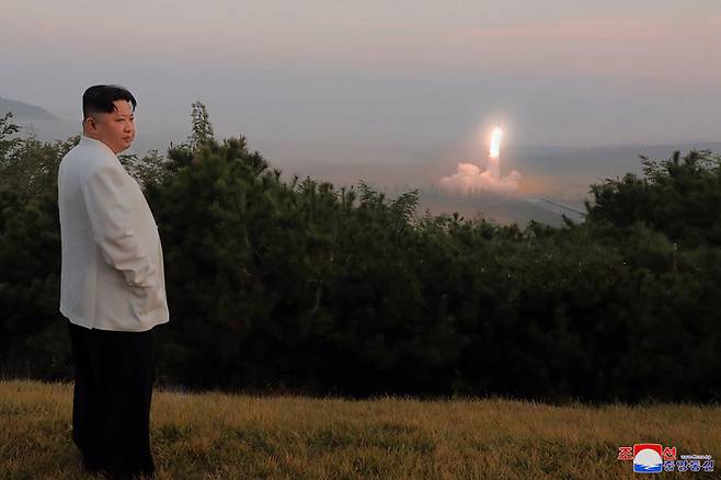 김정은 북한 국무위원장이 지난달 25일부터 지난 9일까지 인민군 전술핵운용부대와 장거리포병부대, 공군비행대 훈련을 지도했다고 조선중앙통신이 10일 보도했다. 연합뉴스
