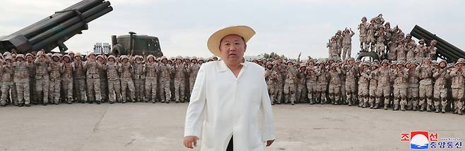 김정은 북한 국무위원장이 지난달 25일부터 지난 9일까지 인민군 전술핵운용부대와 장거리포병부대, 공군비행대 훈련을 지도했다고 조선중앙통신이 10일 보도했다. 연합뉴스