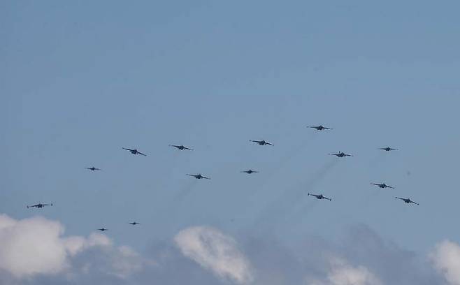 북한 전투기들이 지난달 29일부터 보름간 진행된 전술핵운용부대 군사 훈련에서 편대를 구성해 비행 훈련을 하고 있다. 조선중앙통신은 10일 전투기 150대를 동원해 공중 무력시위를 벌인 사실을 공개했다. 연합뉴스