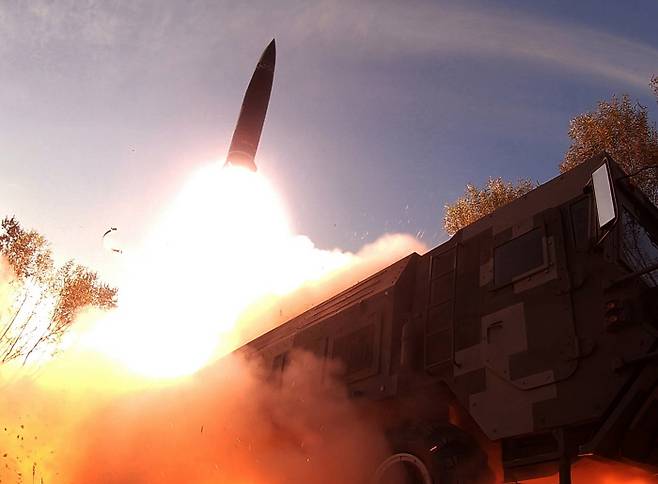 날아오르는 미사일 조선중앙통신은 10일 북한이 전술핵운용 훈련을 위해 지난달 25일부터 지난 9일까지 7차례 미사일을 발사했다고 밝히며 관련 사진을 보도했다. 연합뉴스