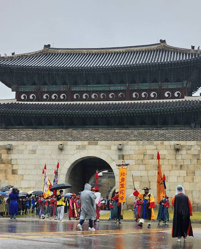 An actor playing King Jeongjo holds a sword and marches during the Reenactment of King Jeongjo’s Royal Parade in Suwon, Gyeonggi Province, on Sunday. (Hwang Dong-hee/The Korea Herald)
