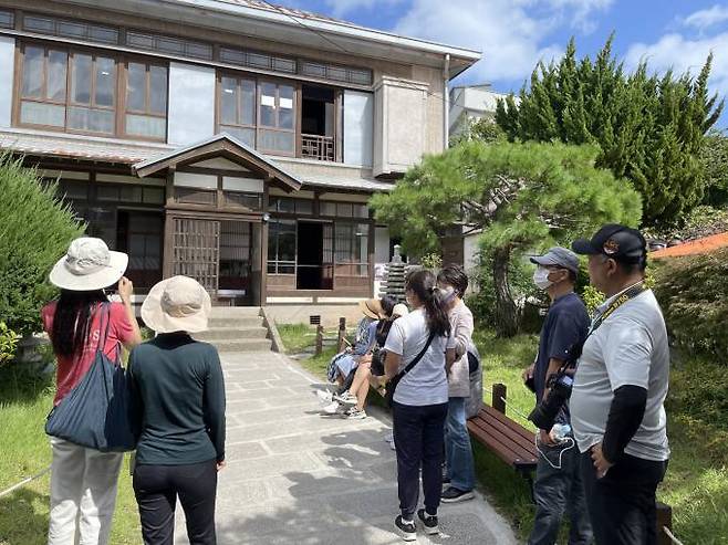 관광객들이 포항 구룡포 일본인 가옥거리를 둘러보고 있다. (경북문화관광공사 제공) 2022.10.10