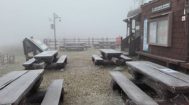 10일 강원 설악산 중청대피소(해발 1590m)에서 관측된 올 가을 첫 눈./사진=설악산국립공원사무소